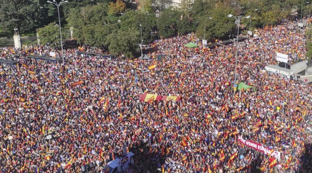 Χιλιάδες άνθρωποι διαδήλωσαν στη Μαδρίτη για να διαμαρτυρηθούν κατά του νόμου χορήγησης αμνηστίας στους Καταλανούς
