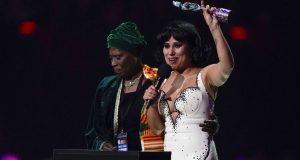 Βritish Awards 2024: «Σάρωσε» η Ρέι – Έκλεψαν την παράσταση…