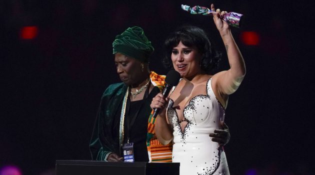 Βritish Awards 2024: «Σάρωσε» η Ρέι – Έκλεψαν την παράσταση Ντουα Λίπα και  Κάιλι Μινόγκ