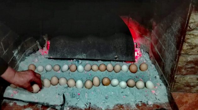 Ποταμούλα Αγρινίου – Αυγά στη Χόβολη: Ένα έθιμο που κρατάει ακόμη