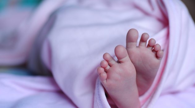 Τα «μωρά της πανδημίας» έχουν πιο υγιές μικροβίωμα και λιγότερες τροφικές αλλεργίες, διαπιστώνει νέα μελέτη
