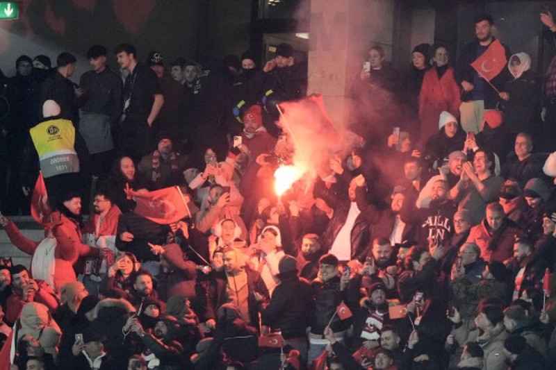 tourkia-apisteftes-skines-vias-opadon-me-paiktes-tis-fener-kai-tis-trabzonspor-videos