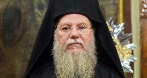 ekoimithi-o-episkopos-efkarpias-ierotheos-to-thermo-penthei