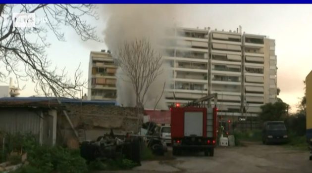 Φωτιά σε υπαίθριο χώρο στα Κάτω Πατήσια – Εκρήξεις σε εγκαταλελειμμένα οχήματα (Video)
