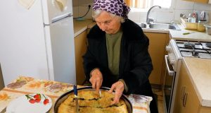 Σαργιάδα Αγρινίου: Χωριάτικη λαχανόπιτα από τη γιαγιά Δήμητρα (Video)
