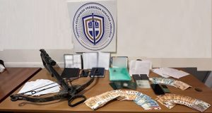 giatros-synelifthi-gia-psevdeis-iatrikes-vevaioseis-enanti-amoivis-apo-farmakeftikes