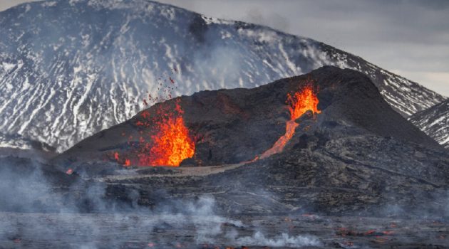 Ισλανδία: Συνεχίζεται η ηφαιστειακή δραστηριότηα στη χερσόνησο Ρέικιανες – Δεν κινδυνεύει η πόλη Γκρίνταβικ