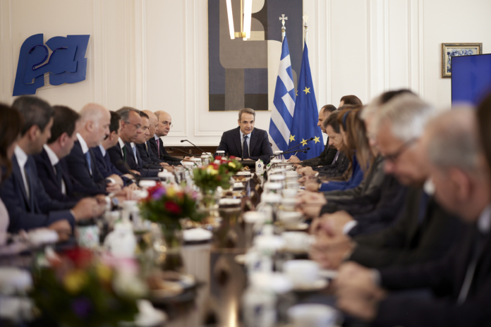 kyriakos-mitsotakis-afxisi-tou-katotatou-misthou-sta-830-evro