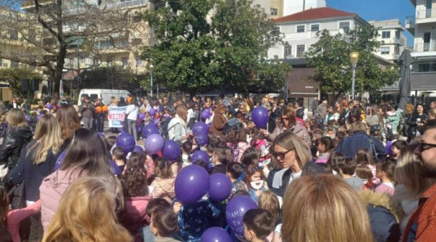 Αγρίνιο: Δεκάδες νήπια έσπασαν μπαλόνια για να «σπάσει» η σιωπή (Videos – Photos)