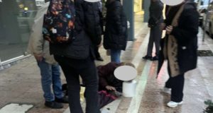 agrinio-odos-papastratou-gynaika-travmatistike-meta-apo-ptosi-sto-pezodromio-photos