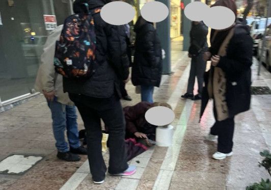 agrinio-odos-papastratou-gynaika-travmatistike-meta-apo-ptosi-sto-pezodromio-photos