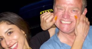 amerikanos-pou-agapaei-ton-kalamo-protagonistei-sto-clip-tis-satti-gia-to-zari-video