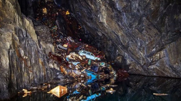 Σε νεκροταφείο αυτοκινήτων μετατράπηκε ένα υπόγειο σπήλαιο στην Ουαλία