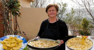 Σταμνά: Πατάτες λαδορίγανη στον ξυλόφουρνο της γιαγιάς Βούλας (Video)