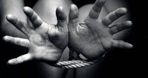 kykloma-mastropeias-anilikon-sesimasmeni-gia-arpagi-kai-narkotika-i-25chroni-archigos-video