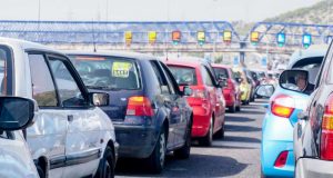 Αυξημένα είναι τα μέτρα της Τροχαίας στο σύνολο του οδικού δικτύου της χώρας, με σκοπό την ασφαλή επιστροφή των εκδρομέων του τριήμερου.