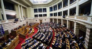 Βουλή – Δυστύχημα Τεμπών: Η Κυβέρνηση δε μετατρέπει τη μομφή…