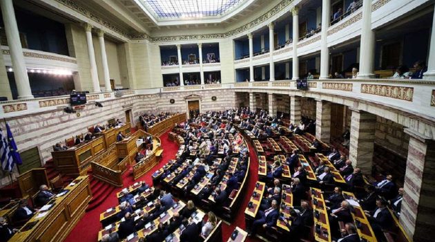 Βουλή – Δυστύχημα Τεμπών: Η Κυβέρνηση δε μετατρέπει τη μομφή σε ψήφο εμπιστοσύνης