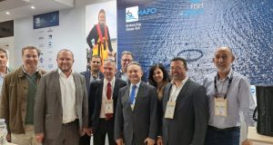varkeloni-i-el-o-p-y-afise-to-stigma-tis-sti-seafood-expo-global-photos