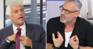 g-kalliakmanis-agrios-kavgas-ston-aera-petaxe-to-mikrofono-kai-apochorise-exallos-video