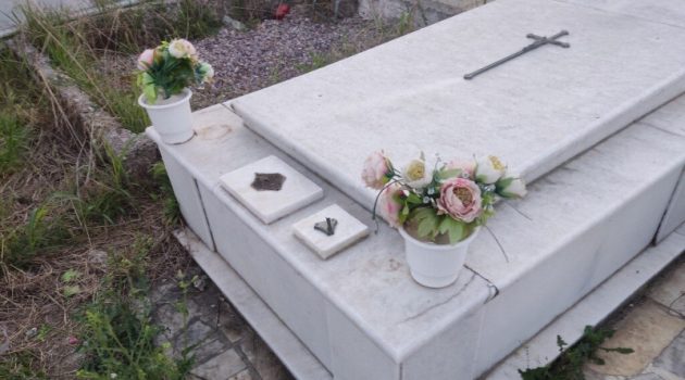 Αγρίνιο: «Βούτηξαν» 50 καντήλια από το Κοιμητήριο της Μεγάλης Χώρας (Photos)