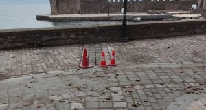 nafpaktos-xilonetai-to-lithostroto-odostroma-sto-limani-exaitias-ton-synechomenon-fthoron-photos