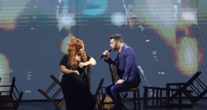 j2us-o-agriniotis-stathis-schizas-itan-magkas-sto-ntoueto-me-ti-sofia-kourtidou-video