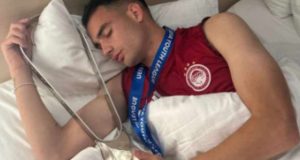 na-koimithoume-agkalia-o-agriniotis-th-koutsogoulas-me-to-tropaio-tou-uefa-youth-league