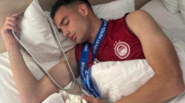 «Να κοιμηθούμε αγκαλιά…»: Ο Αγρινιώτης Θ. Κουτσογούλας με το τρόπαιο του UEFA Youth League
