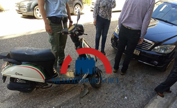 mesolongi-trochaio-atychima-anamesa-se-i-ch-kai-motosikleta-photo