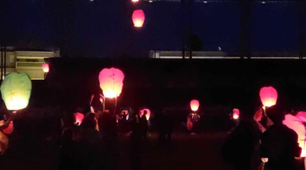 Αγρίνιο – Γήπεδο Παναιτωλικού: Δεκάδες αερόστατα «έβαλαν φωτιά» στον ουρανό (Video – Photos)