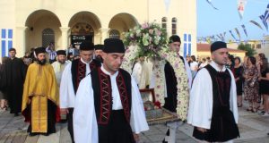 me-labrotita-oi-thriskeftikes-ekdiloseis-pros-timin-tou-agiou-nikolaou-loutrou-photos