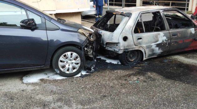 Αγρίνιο: Αυτοκίνητο κάηκε ολοσχερώς τα ξημερώματα – Ζημιές και σε άλλο όχημα (Photos)