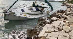 Πάλαιρος: Ιστιοφόρο χτυπήθηκε στα βράχια εξαιτίας των θυελλωδών ανέμων (Photos)