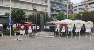 Αγρίνιο: Στεφάνια στη Μνήμη των «120» στην Κεντρική Πλατεία Δημοκρατίας…