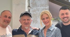 i-zeta-makrypoulia-perase-to-pascha-me-tin-oikogeneia-tis-photos