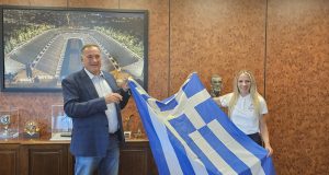 stin-antigoni-ntrisbioti-i-elliniki-simaia-apo-ton-proedro-tis-e-o-e-video