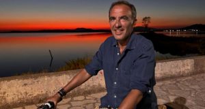 o-nikos-aliagas-afise-gia-ligo-to-parisi-kai-epestrepse-sto-mesolongi-photos