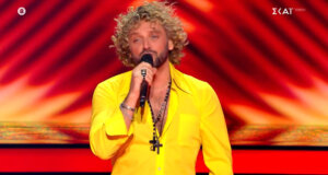 Ο Αμφιλοχιώτης Χρήστος Βάμος ανέβηκε στη σκηνή του «The Voice of Greece» και συγκίνησε το κοινό όταν μίλησε για τον πόλεμο στο Ισραήλ