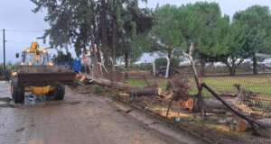 Οι εργασίες αποκατάστασης στο Δ.Α.Κ. Αγρινίου μετά τον ανεμοστρόβιλο συνεχίστηκαν από νωρίς το πρωί της Παραμονής Χριστουγέννων.