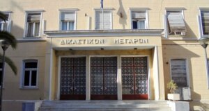 Στο Μεσολόγγι ένας ηλικιωμένος που κατηγορείται για ασέλγεια σε ανήλικο πήγε στο Μικτό Ορκωτό Δικαστήριο χωρίς συνήγορο υπεράσπισης