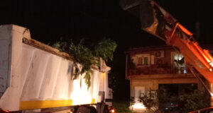 Κακοκαιρία στο Αγρίνιο και την Αιτωλοακαρνανία, στη Γαβαλού έπεσαν δέντρα με τις αρμόδιες υπηρεσίες να βρίσκονται σε επιφυλακή.
