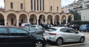 Ο Ιερός Ναός Αγίου Χριστοφόρου Αγρινίου από νωρίς συγκέντρωσε κόσμο που ήθελε να πει το τελευταίο «αντίο» στον 32χρονο Κώστας Τσερίκο.
