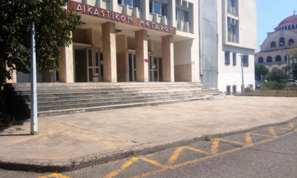 Στο Μικτό Ορκωτό Εφετείο Αγρινίου ξεκίνησε κεκλεισμένων των θυρών και χωρίς την παρουσία του η Δίκη του Ιερέα για το «κοινόβιο».