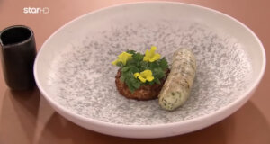 Στο «MasterChef 2025» ο Αγρινιώτης Φάνης Μαϊκαντής ζήτησε από τους 4 υποψήφιους να αντιγράψουν το λουκάνικο πεσκανδρίτσας!