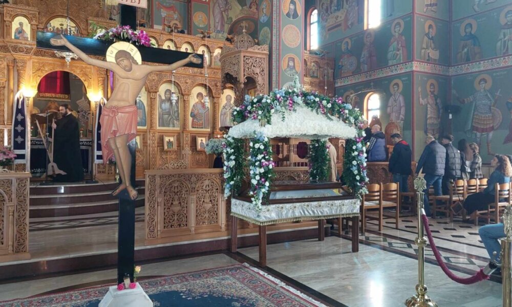 Ο Στολισμός των Επιτάφιων στο Αγρίνιο πραγματοποιείται σε κάθε Ιερό Ναό από τα ξημερώματα της Μεγάλης Παρασκευής με βαθιά συγκίνηση.