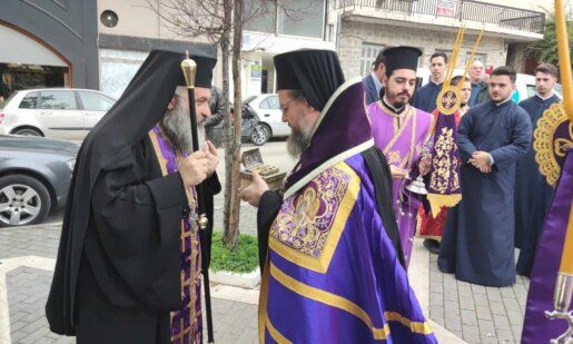 Ο Ιερός Ναός Αγίας Τριάδος Αγρινίου υποδέχθηκε το απόγευμα της 1ης Απριλίου με κατάνυξη τα Ιερά Κειμήλια των «Αχράντων Παθών» του Κυρίου