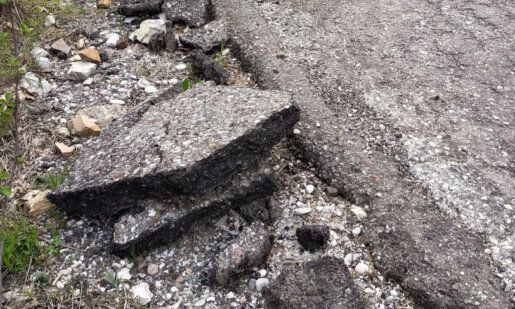 Στον δρόμο Αγρίνιο - Καρπενήσι και πιο συγκεκριμένα στη θέση «Αραποκέφαλα» ο δρόμος βρίσκεται σε τραγική κατάσταση.