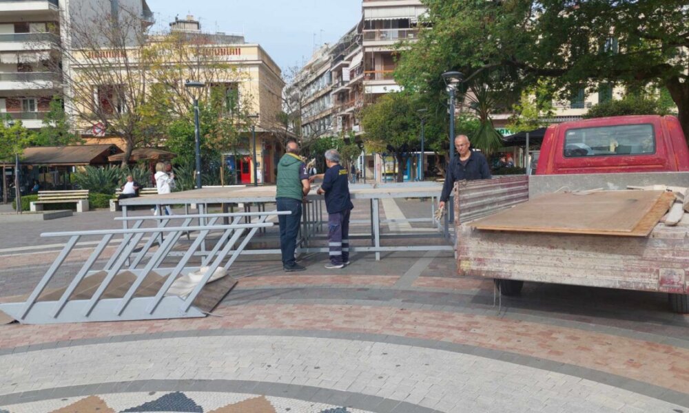 Στο Αγρίνιο όλοι προετοιμάζονται για τη Μεγάλη Παρασκευή, οι εργασίες στην Πλατεία Δημοκρατίας για τη συνάντηση των Επιτάφιων είναι εντατικές.