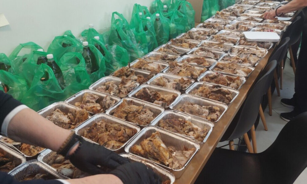 Πάσχα 2025 στα συσσίτια του Αγίου Δημητρίου έκαναν εκατοντάδες συνάνθρωποί μας με το μενού να είναι στο κλίμα της ημέρας.